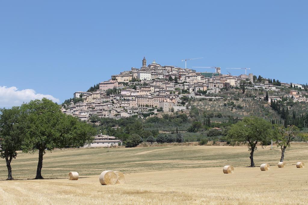 Residenza Sant'Emiliano Hotel Trevi Bagian luar foto