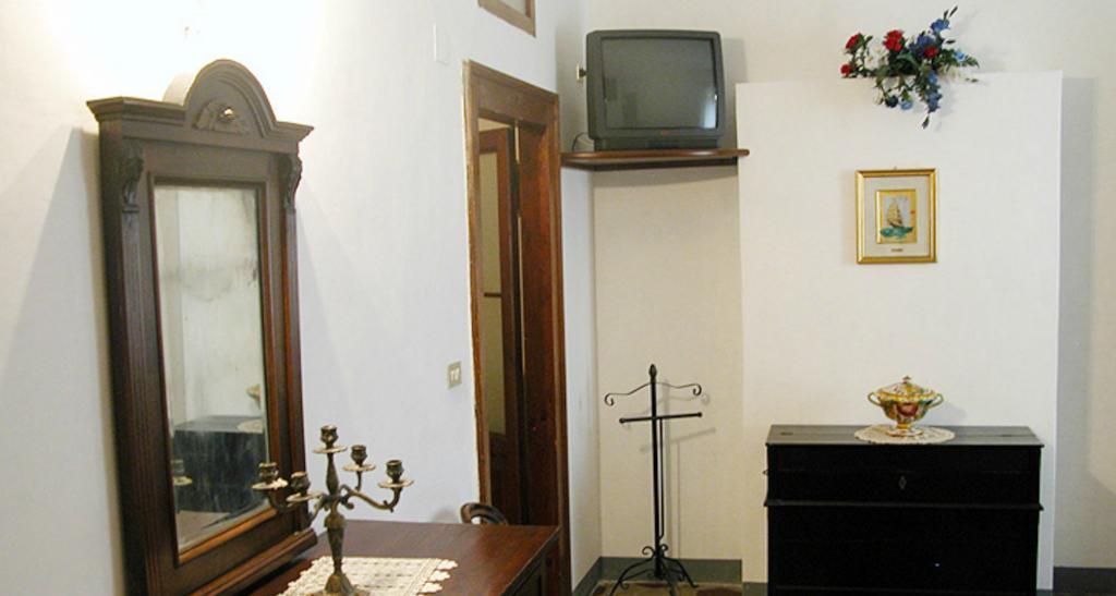 Residenza Sant'Emiliano Hotel Trevi Bagian luar foto